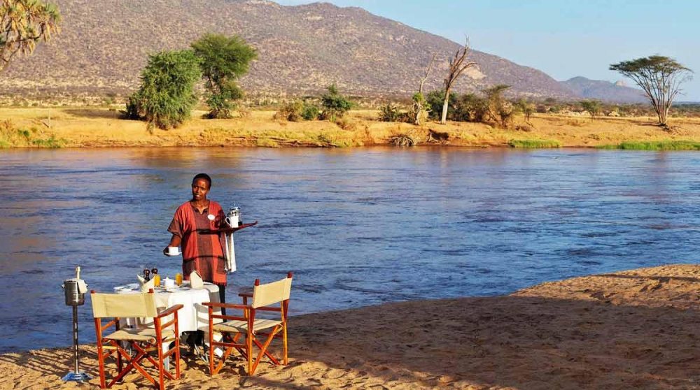 Déjeuner devant le lac