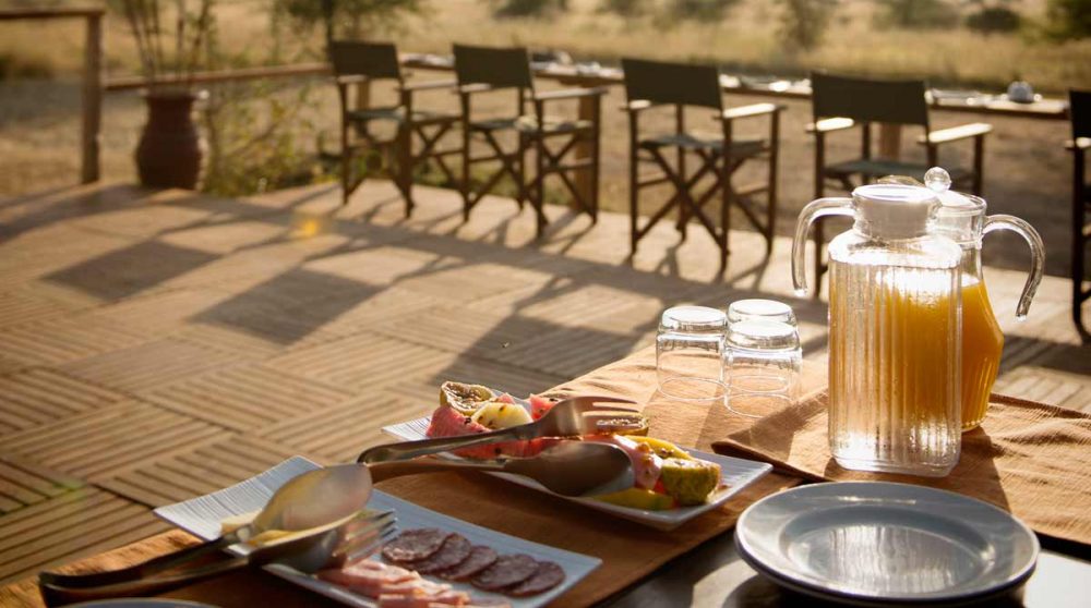 Le petit-déjeuner sur la terrasse