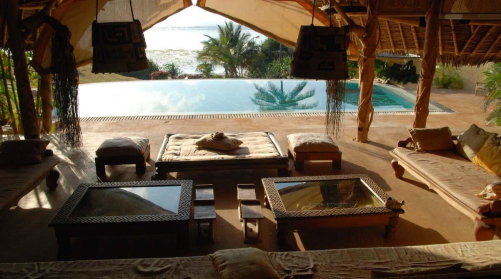 Le salon avec vue sur la piscine