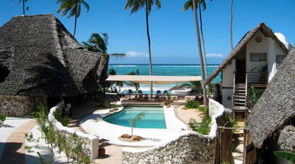 La piscine et les palmiers en Tanzanie