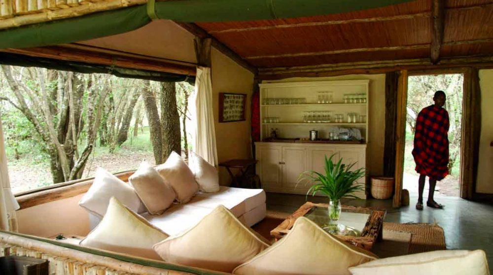 Un masaï dans le salon dans le Masai Mara