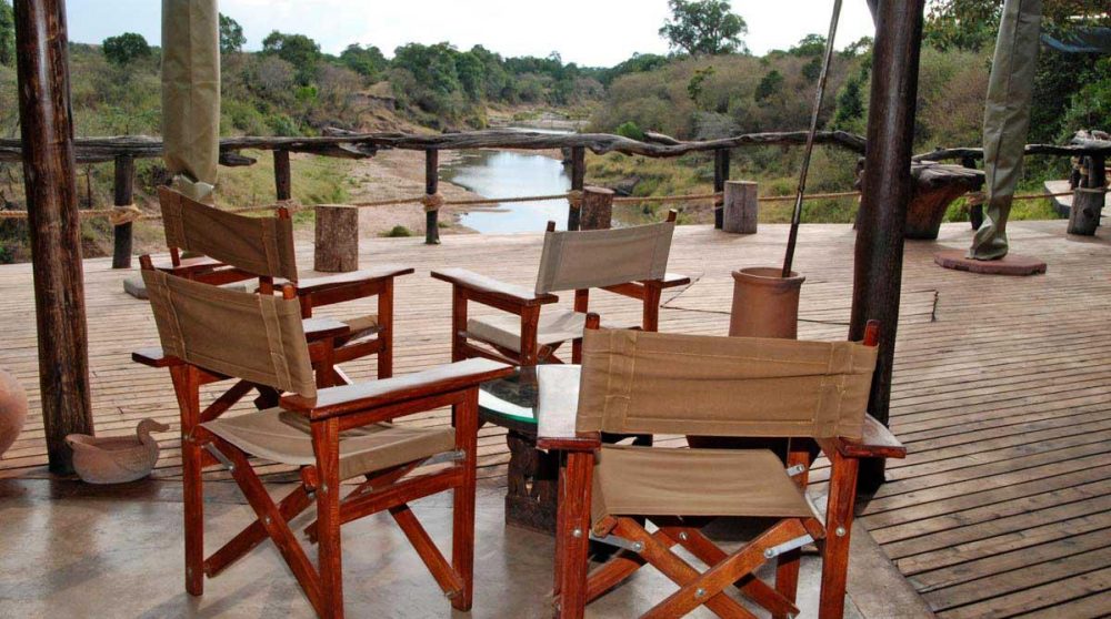 Vue sur la rivière depuis la terrasse au Kenya