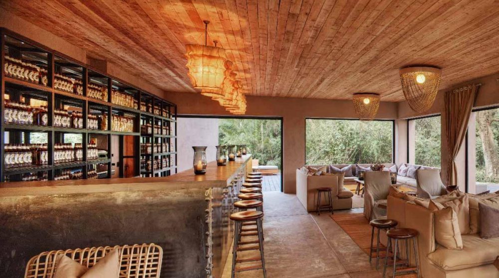 Le salon avec une bibliothèque au Kenya