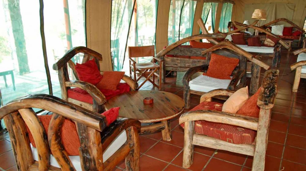 Le salon du camp en Tanzanie
