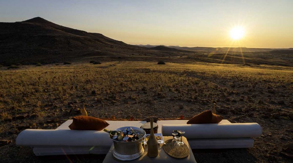 Admirez le coucher de soleil dans le Damaraland