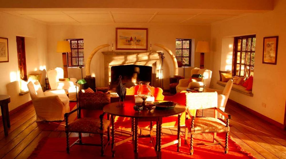 Salon avec la cheminée à Laikipia