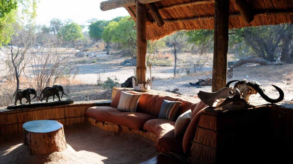 Le salon donnant sur la nature dans le parc national de Ruaha