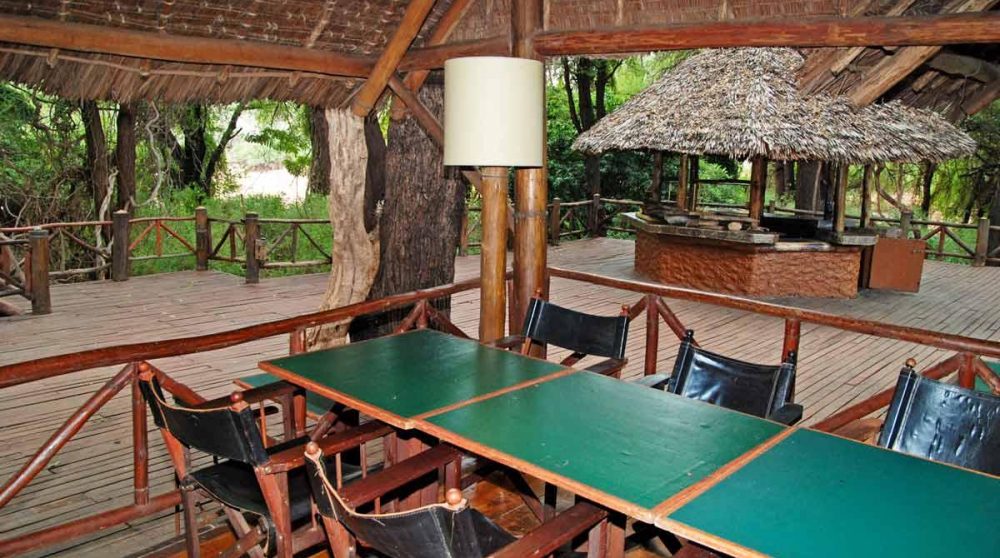 Vue sur le jardin depuis la terrasse à Samburu