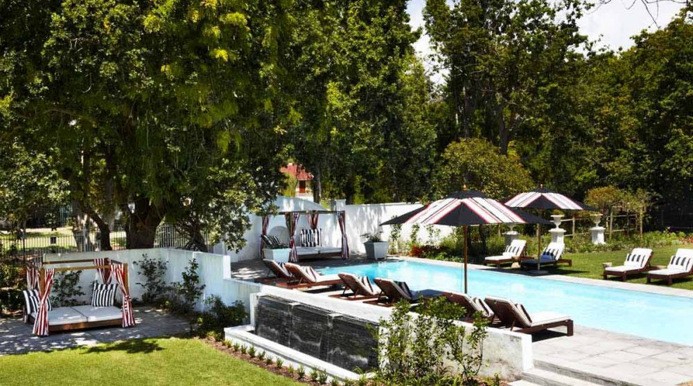 La piscine de l'hôtel au Cap