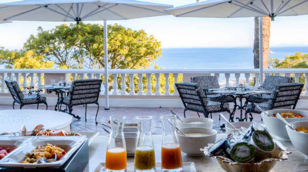 Petit-déjener sur la terrasse
