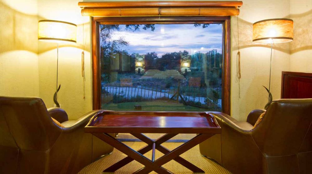 Le coin salon avec vue sur la brousse