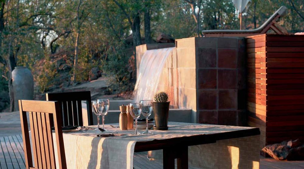 Une table sur la terrasse à Madikwe