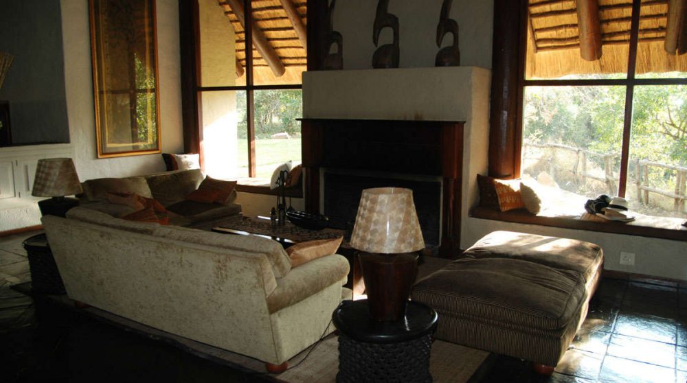 Le salon avec une cheminée en Afrique du Sud