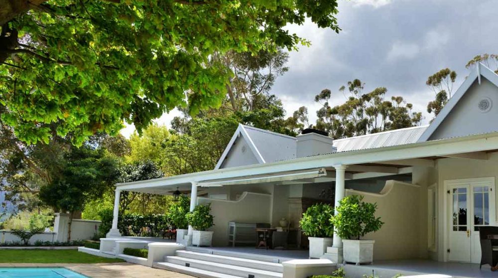 La piscine et certaines des suites