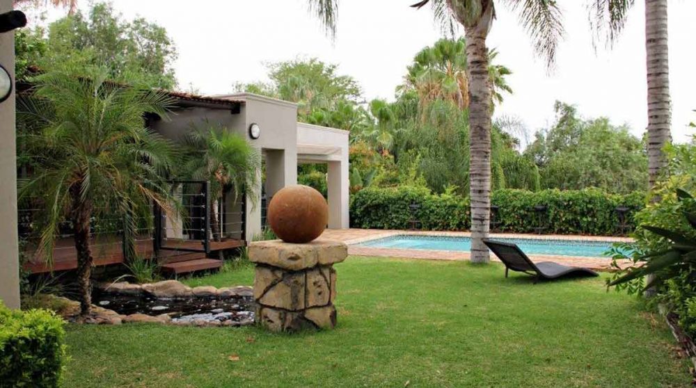 La piscine et le jardin