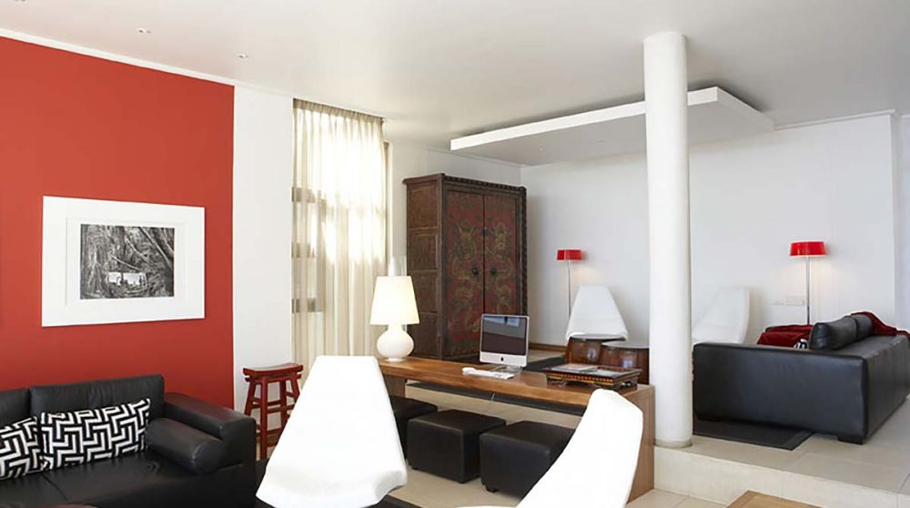 Salon équipé d'un ordinateur au Cap