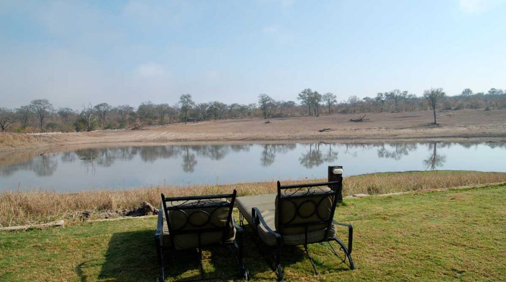 Chaises longues au bord du lac en Afrique du Sud