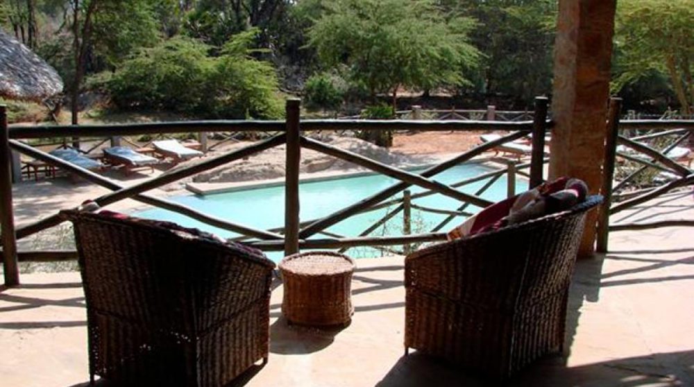 Vue sur la piscine depuis un balcon à Tsavo