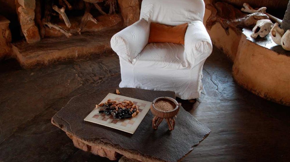 Un fauteuil près de la cheminée à Tsavo