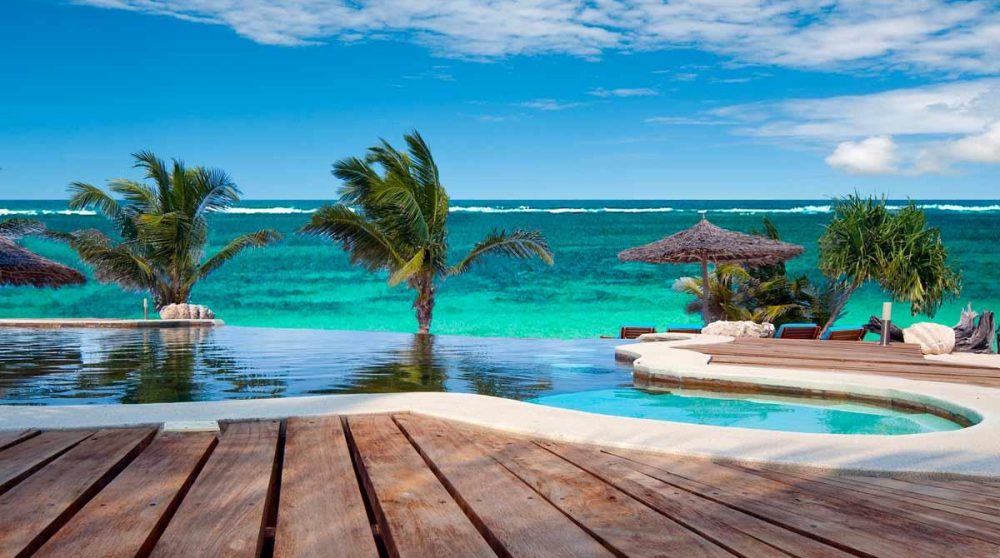 La piscine donnant sur la plage à Mombasa