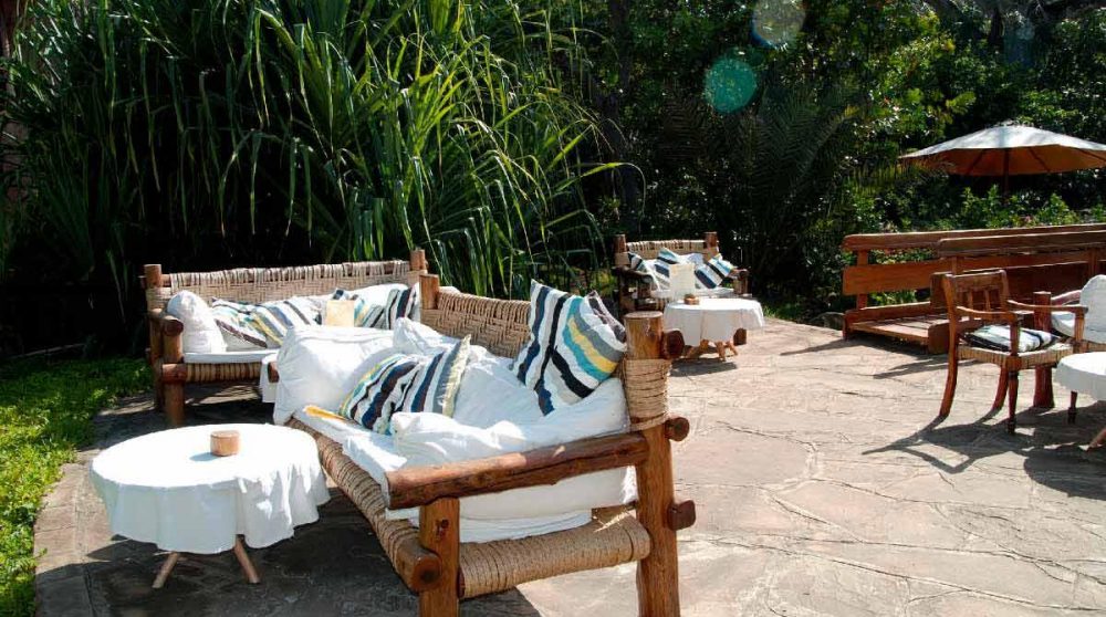 La terrasse de l'hôtel au Kenya