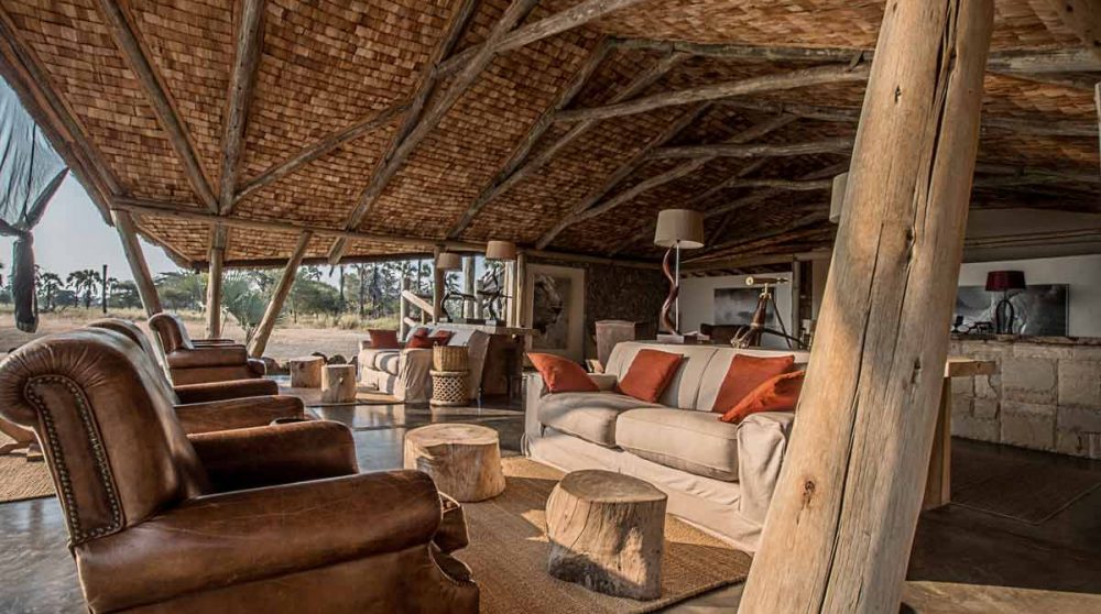 Canapé et fauteuils dans le salon en Tanzanie