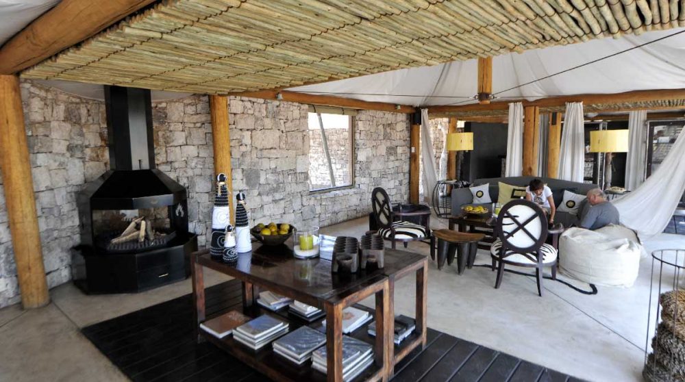 La chemnée dans le salon à Etosha