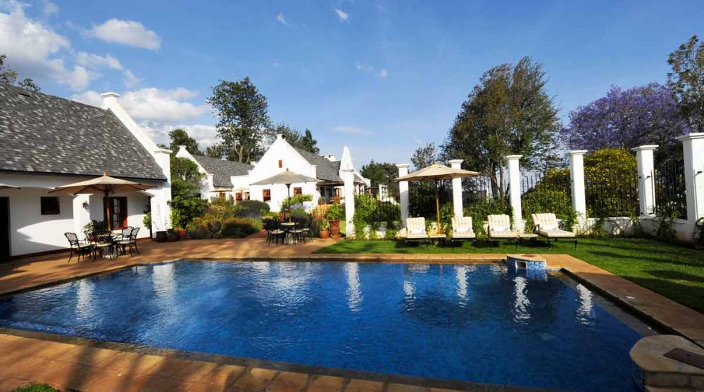 Chaises longues au bord de la piscine au cratère du Ngorongoro