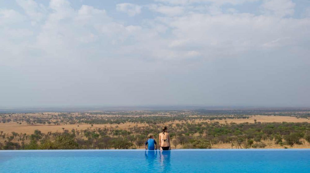 La piscine qui domine les plaines du Serengeti