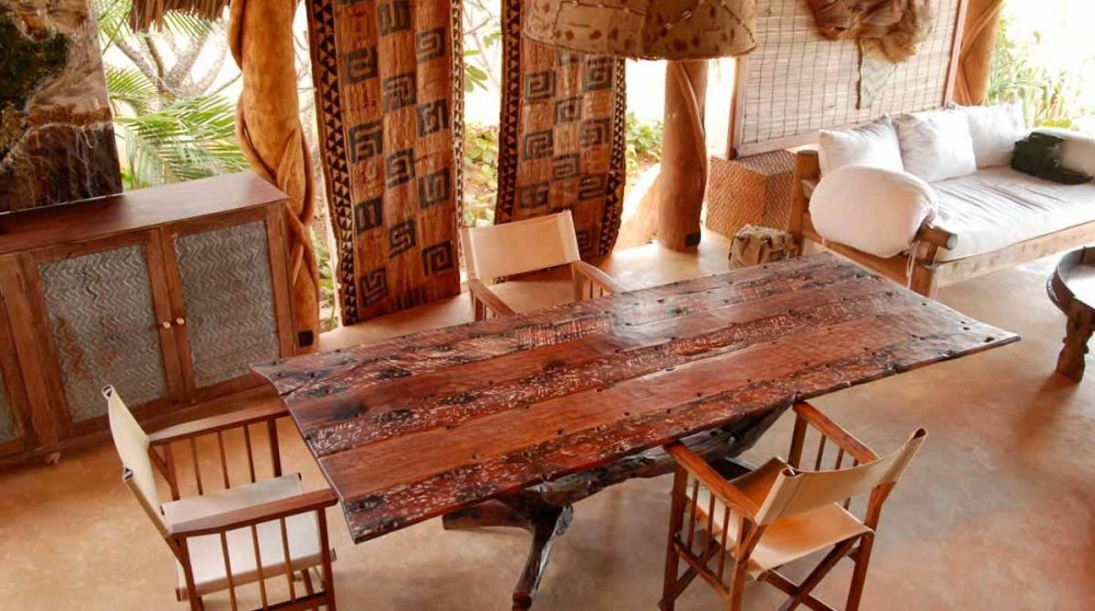 Mobilier en bois dans le salon à Mombasa