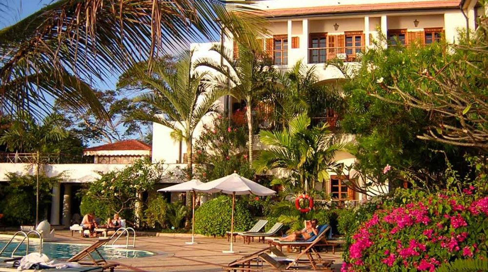 Chaises longues au bord de la piscine