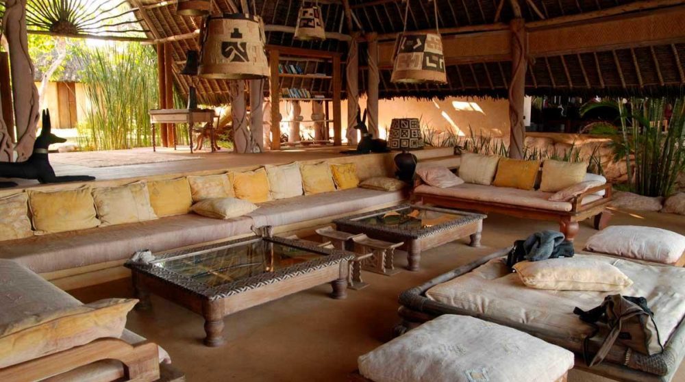 Un salon avec un grand canapé à Mombasa