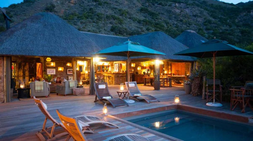 La terrasse et le salon de l'Amakhala HillsNek Safari Camp