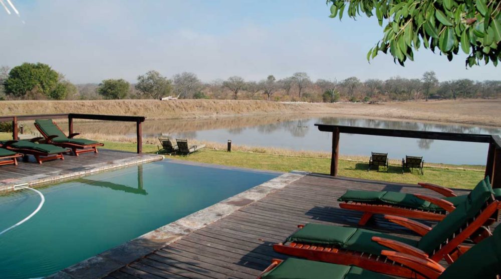 Autre vue de la piscine au Arathusa Safari Lodge