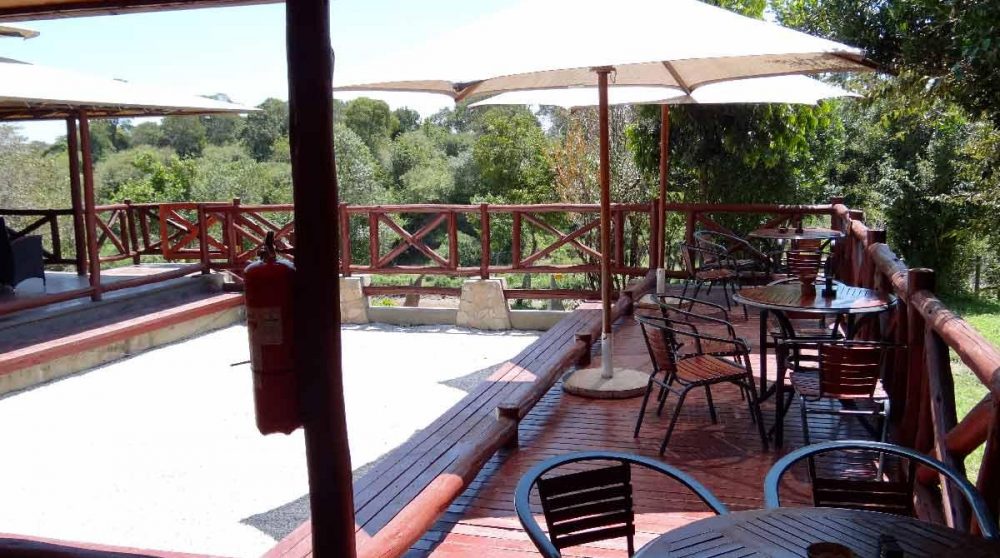 Vue sur le jardin depuis la terrasse du Ashnil Mara Camp