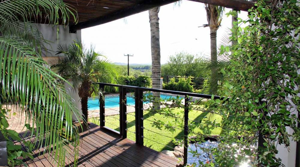 La piscine vue des chambres à l'étage au Browns Manor