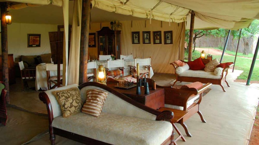 Un salon sous une tente du Cottars 1920