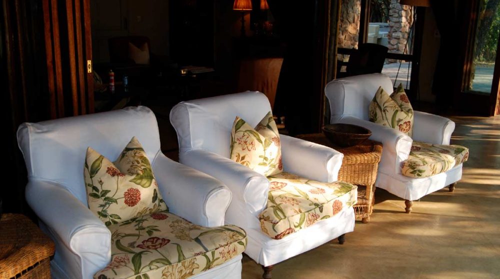 Fauteuils sur la terrasse du Dulini Lodge