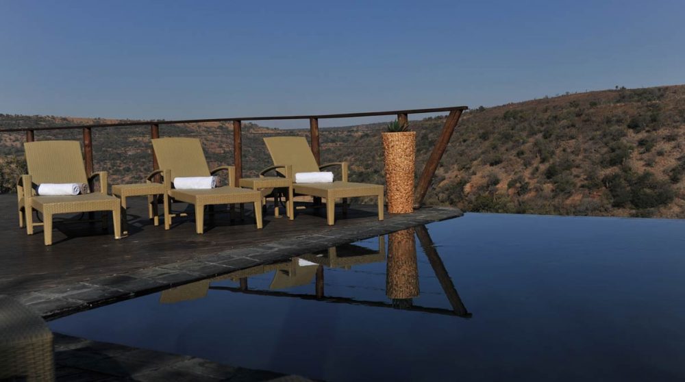 Chaises longues à l'Esiweni Lodge