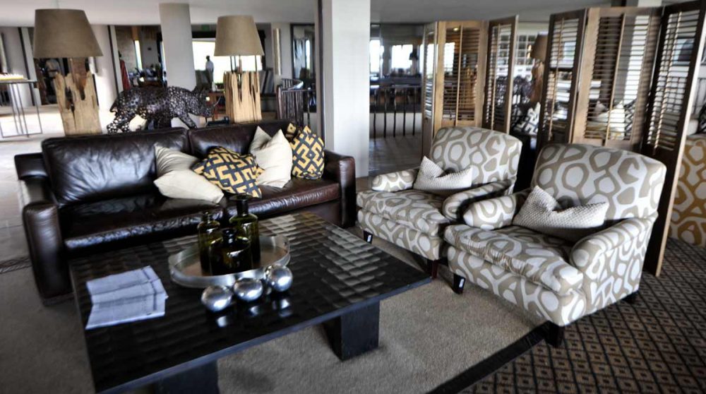 Un salon du Four Seasons Safari Lodge