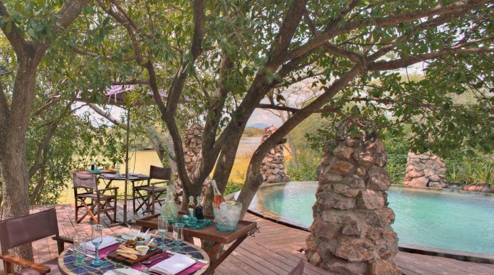 Petit-déjeuner sur la terrasse, près de la piscine
