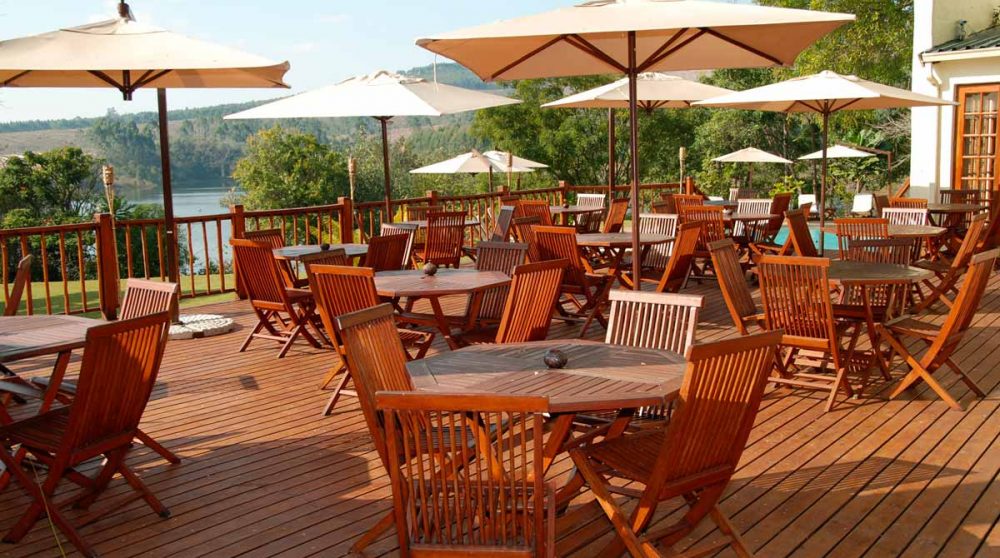 La terrasse du Hulala Lakeside Lodge