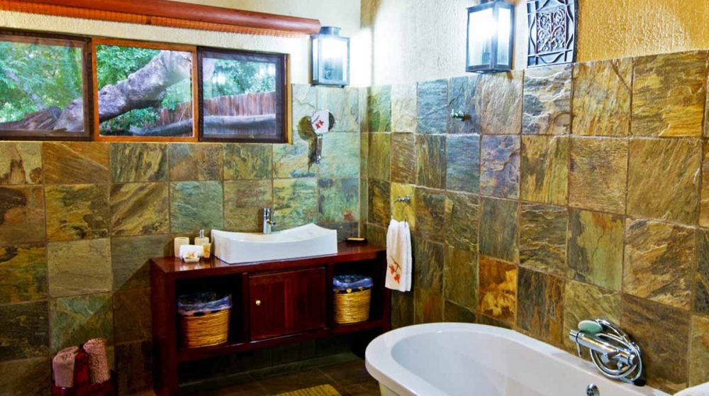 La salle de bains à Indlovu River Lodge