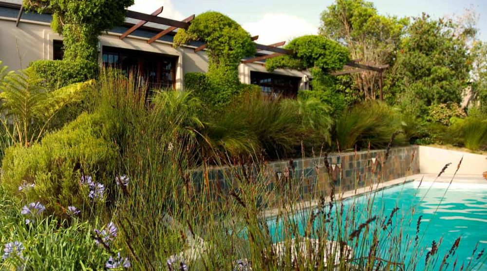 Lea piscine et les chambres de la Kanonkop House