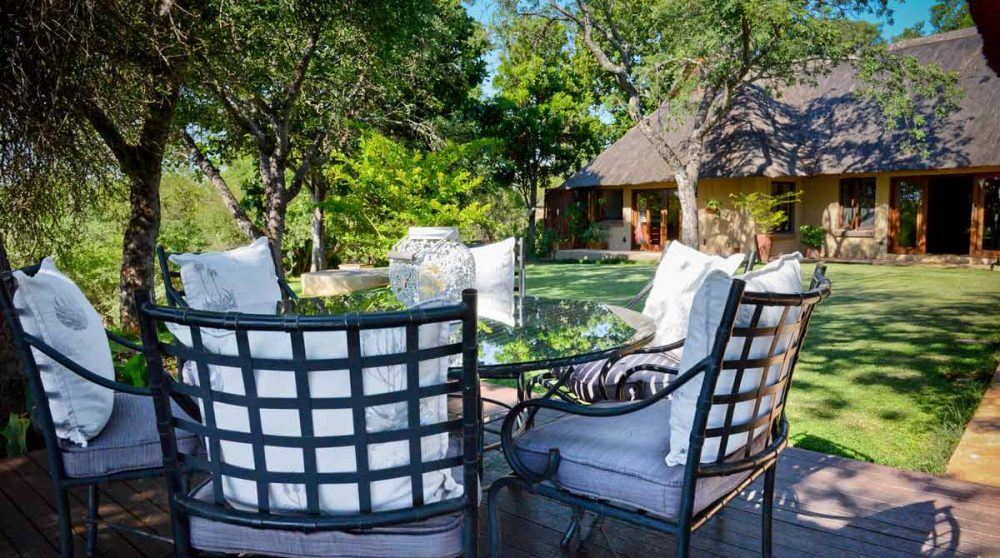 Le salon près de la piscine du Khaya Ndlovu Manor House