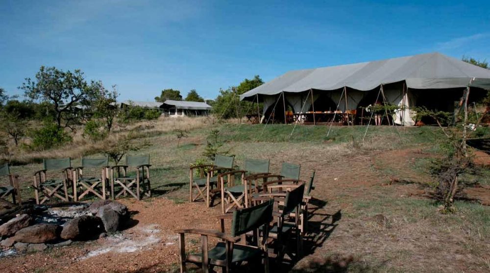 Chaises autour d'un feu de camp au Kilima Camp