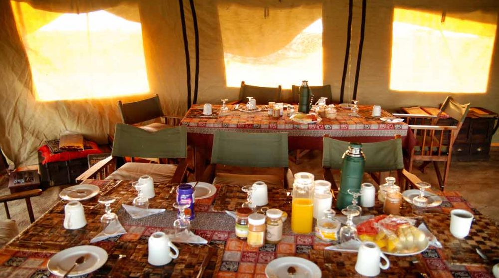Intérieur d'une tente au Kimburu Olaado Camp