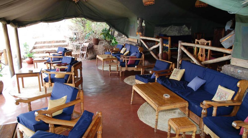Autre vue du salon au Kirurumu Tented Lodge