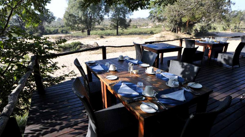Déjeuner sur la terrasse du Lion Sands River Lodge