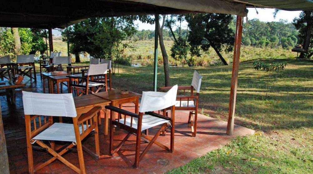 A l'ombre de la terrasse à Little Governors Camp